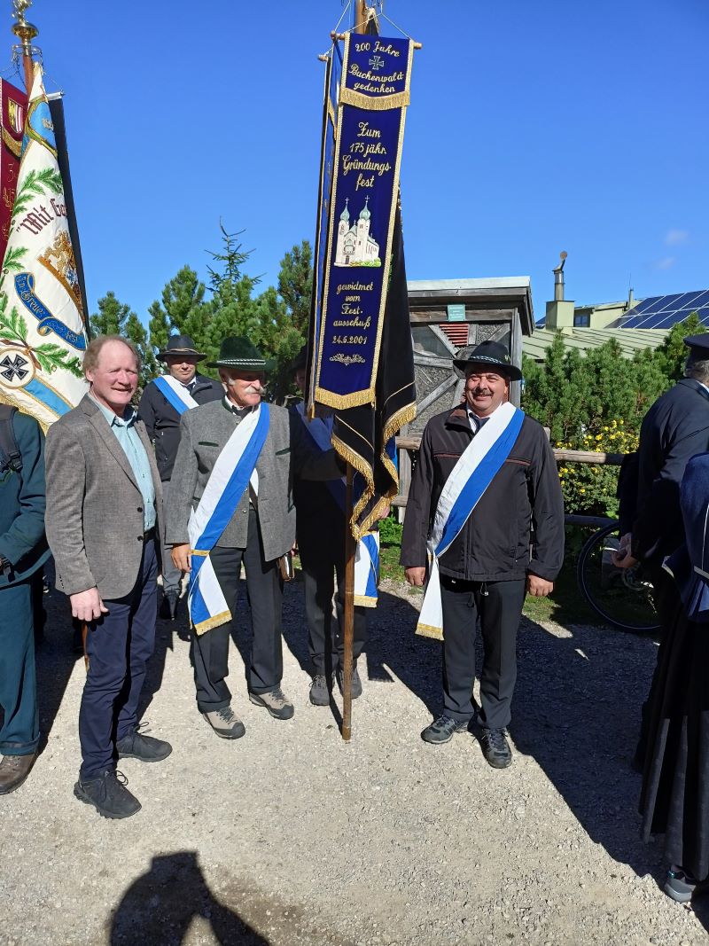 Fahnenabordnung Kampenwand 2025 800px