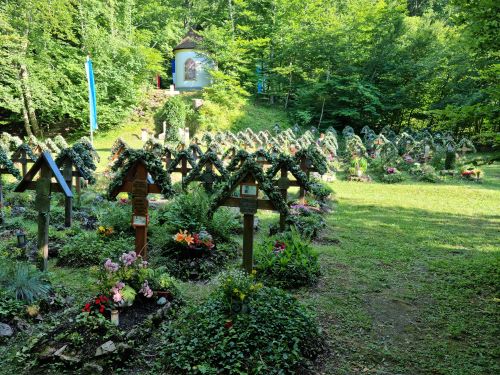 Heldenfriedhof mit Eichenlaub