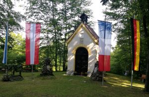 Buchenwaldkapelle mit Fahnen 300