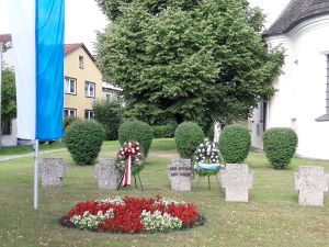 Kriegerdenkmal vor Kirche Altenmarkt 300