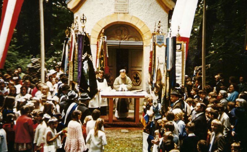 Fahnenweihe 1972 Gottesdienst vor Kapelle Buchenwald 800px Bild0039 2