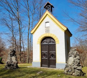 Kapelle mit Stehlen 300px