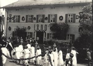 Kommunionkinder 1900 vor Rathaus 300px scan0845