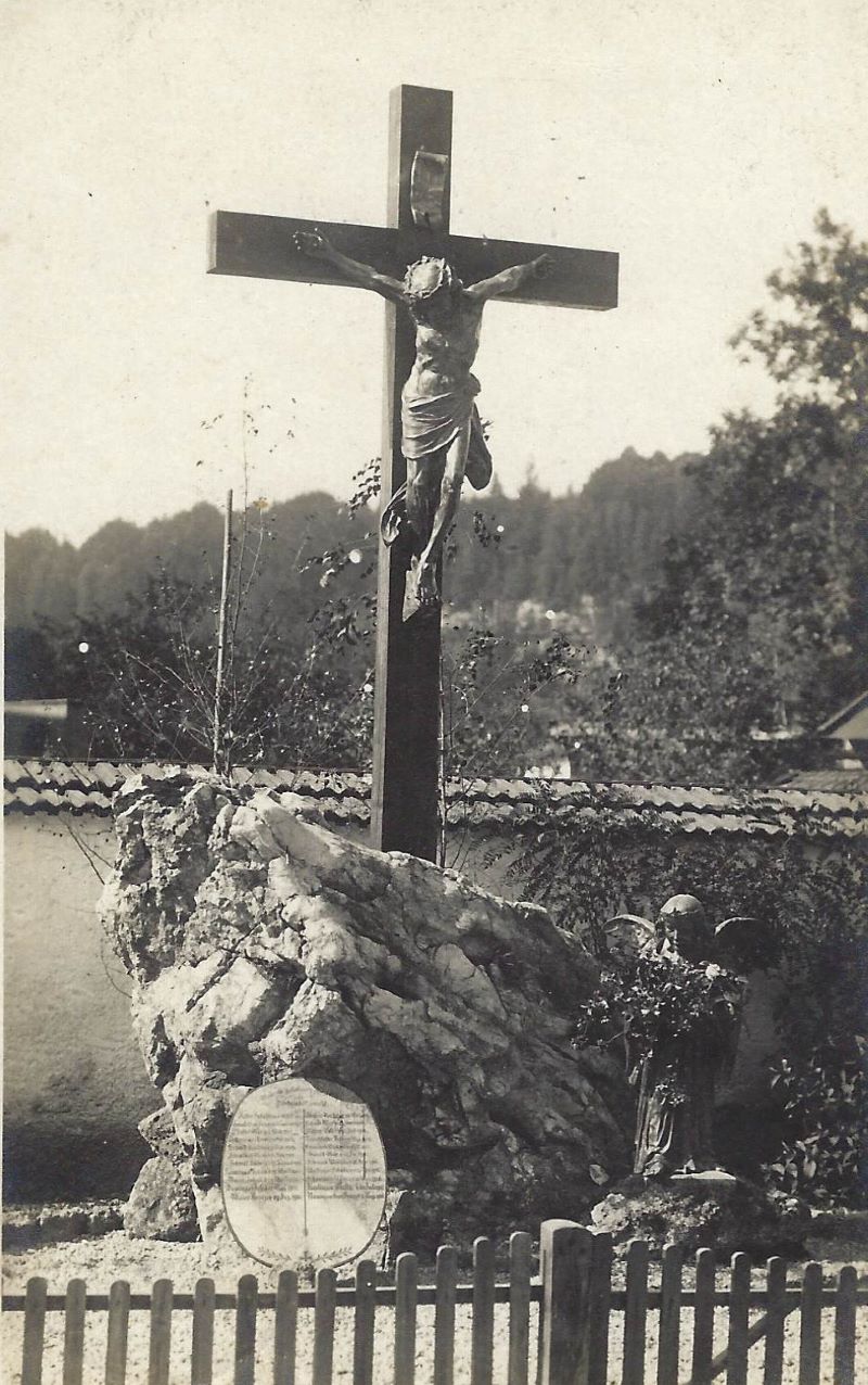 Kriegerdenkmal vor Altenmarkter Kirche 800px scan0859