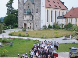 Gruppenbild vor Baumburger Kirche