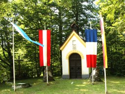 Buchenwaldkapelle mit Fahnen